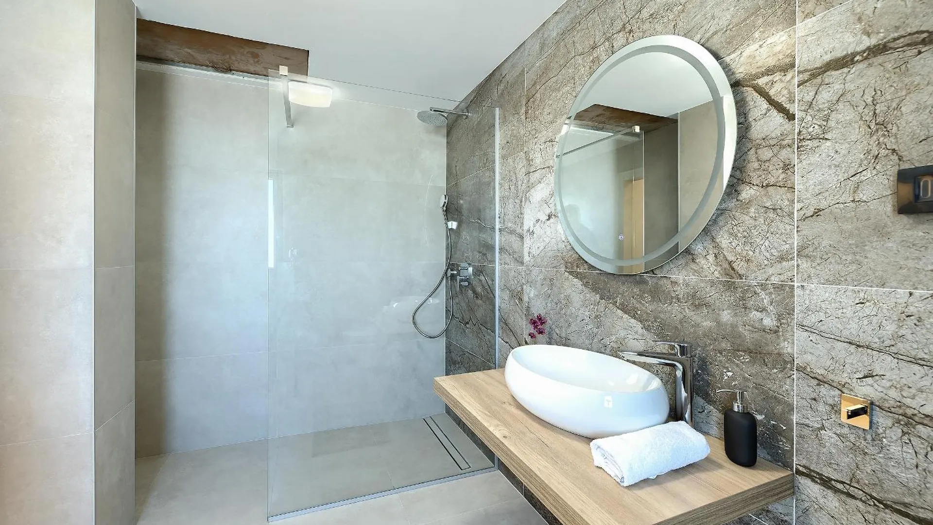 Villa Meri Near Pula For 6 People With Heated Pool & Only 500 M From Beach Stinjan