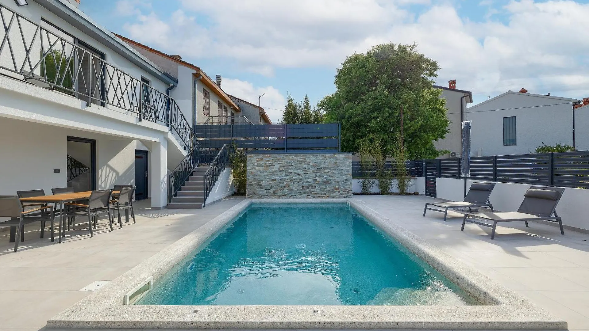 Villa Meri Near Pula For 6 People With Heated Pool & Only 500 M From Beach Stinjan
