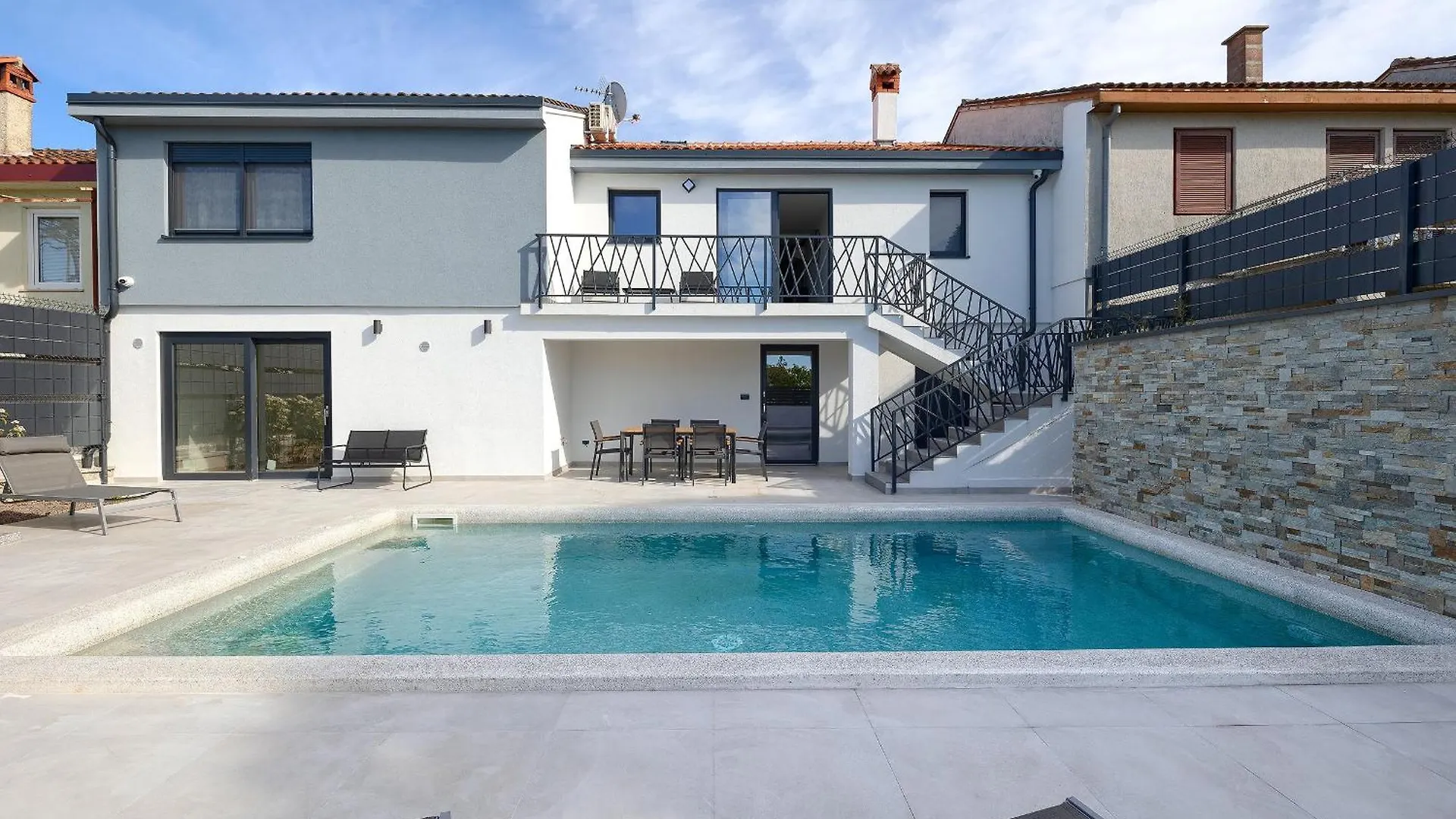 Villa Meri Near Pula For 6 People With Heated Pool & Only 500 M From Beach Stinjan