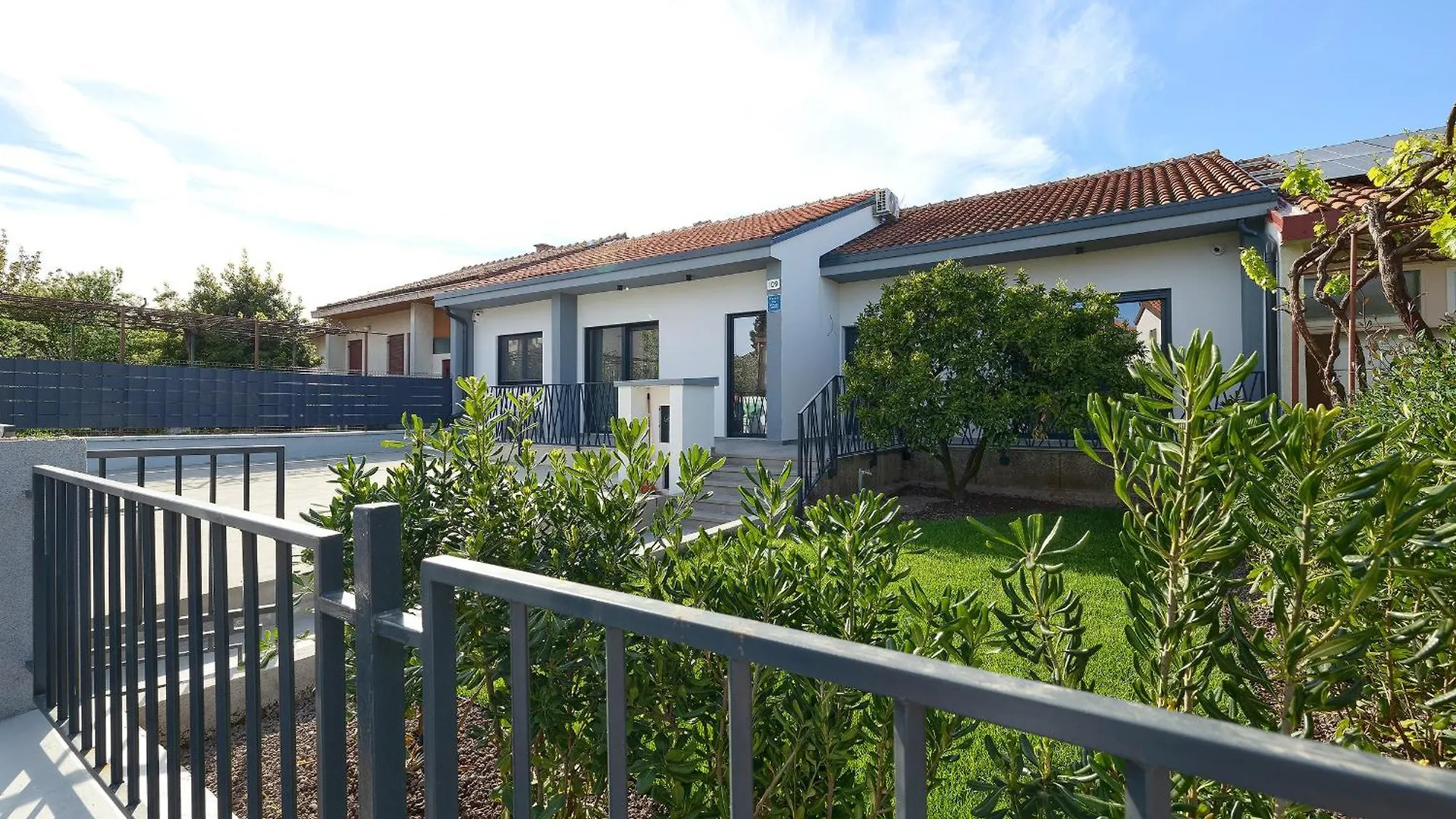 Villa Meri Near Pula For 6 People With Heated Pool & Only 500 M From Beach Stinjan